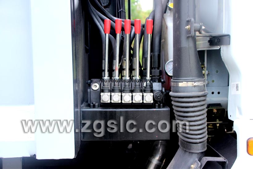 東風(fēng)大多利卡8方壓縮垃圾車_壓縮垃圾車操作桿