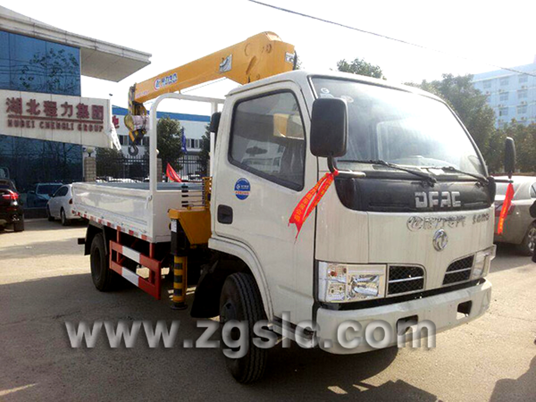 藍(lán)牌東風(fēng)多利卡隨車吊