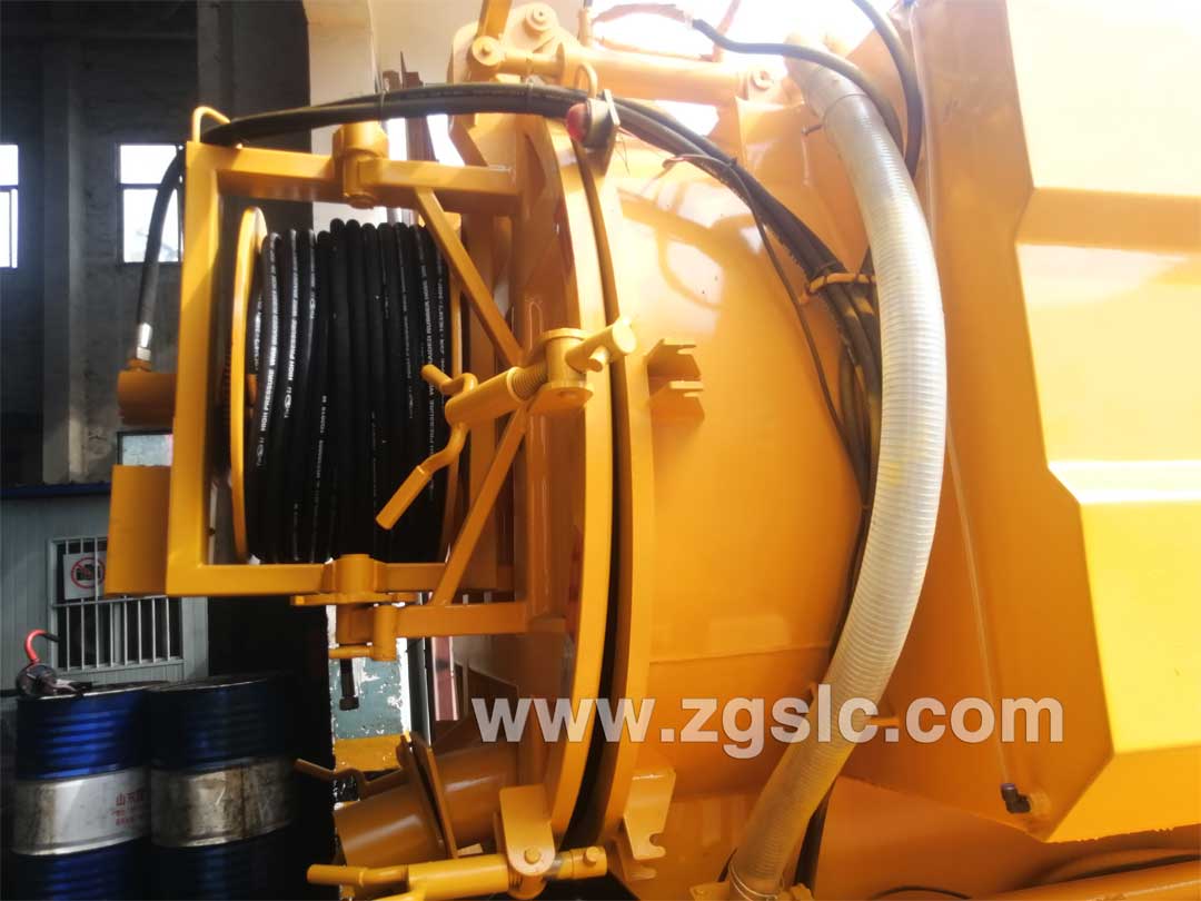 湖北程力東風(fēng)大多利卡清洗吸污車尾部細(xì)節(jié)圖