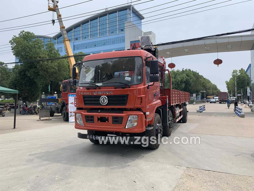 東風(fēng)專底小三軸隨車吊