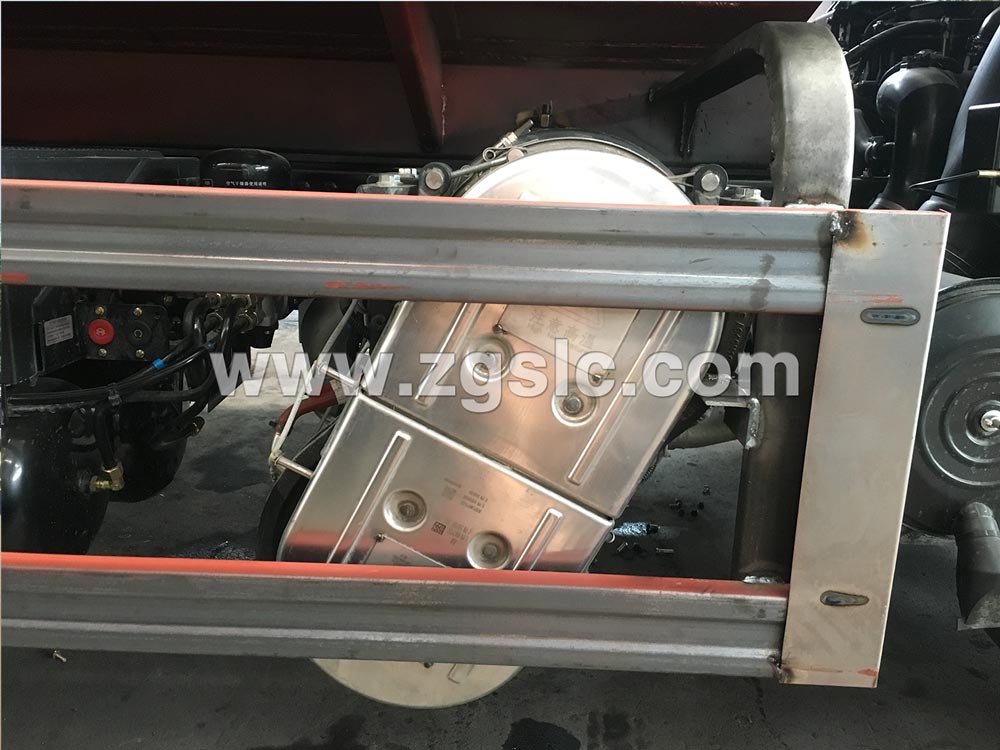 上圖為程力專用汽車有限公司生產(chǎn)的國(guó)六14方東風(fēng)天錦灑水車