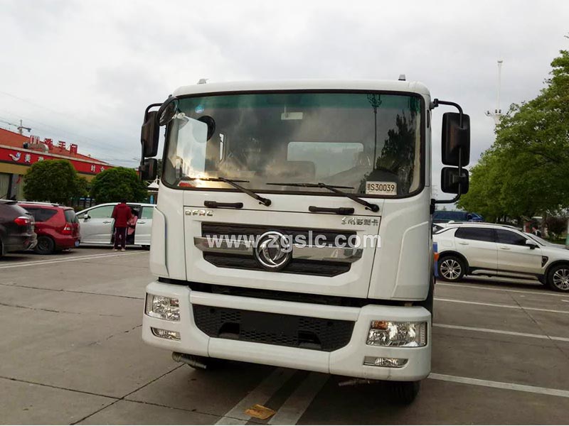 上圖為東風D9多功能綠化噴灑車 上圖為東風D9多功能綠化噴灑車