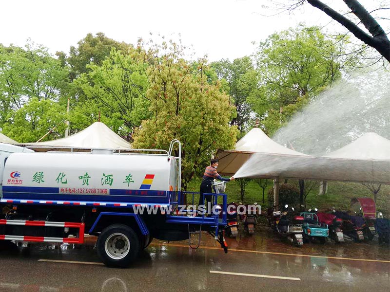 上圖為東風D9多功能綠化噴灑車 上圖為東風D9多功能綠化噴灑車