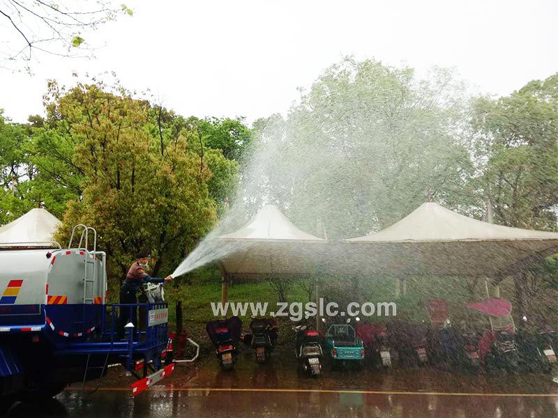 上圖為東風D9多功能綠化噴灑車 上圖為東風D9多功能綠化噴灑車